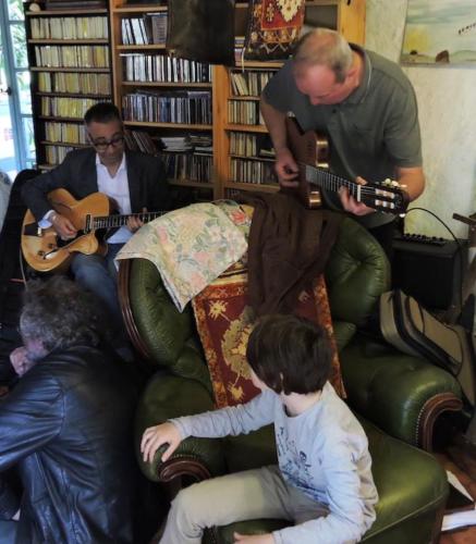 Jona Dunstheimer en duo de guitares avec Sean Gourley  la fte des 81 ans de Jazz Hot chez Fusun et Hervé Levet, le 7 mai 2016 © Jérme Partage