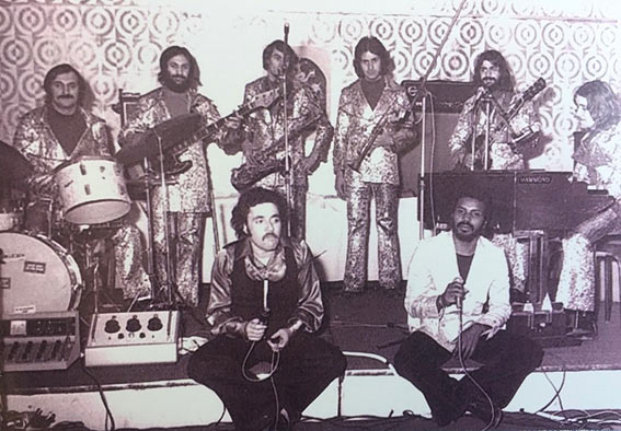 The King Orchestra: Ange Anglessy (dm), Paul Shandar (b), Roger Esmieux (ts), Raymond Canguilhem (tp), William Chamla (g), Jean-Claude Ours (p), assis au premier plan: Roland Guedj (voc), Gilbert Cassand (voc), Marseille c. 1974 © photo X by courtesy of Julien Cassand, coll. Famille Cassand