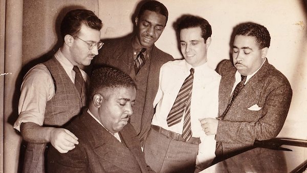 Deux des fondateurs de Blue Note Records et le Pete Johnson Blues Trio en 1939: (de g.  d.) Max Margulis, Pete Johnson, Abe Bolar, Alfred Lion, Ulysses Livingston © Francis Wolff, www.bbc.co.uk, avec nos remerciements