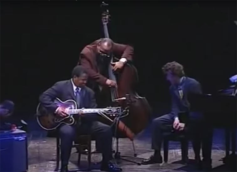 Russell Malone, Chris McBride, Benny Green, Umbria Jazz, Perugia, Italie, 10 juillet 1999 Image extraite de YouTube