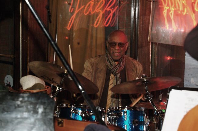 Albert Tootie Heath, Swingin at Phoenix Jazz Club, Kansas City, MO, décembre 2009 © Jerry Lockett, Collection JMood Records by courtesy