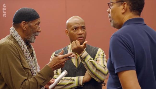 Ron Carter, Russell Malone et Stanley Clarke, dans les loges du Blue Note New York, préparant leur concert, image extraite du documentaire de Peter Schnall: Ron Carter: Finding the Right Notes (2022, disponible sur Arte jusqu'au 31 mars 2025)