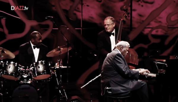 Alvin Queen (dm), Niels Henning rsted-Pedersen (b), Oscar Peterson (p), Festival International de Jazz de Montréal, Canada, 10 juillet 2004, image extraite de YouTube